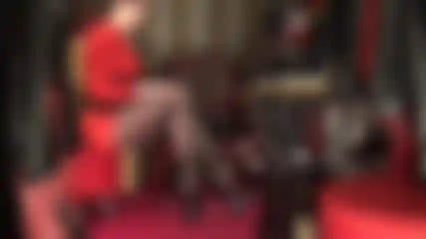 Essas pernas longas são sua fraqueza - a deusa provoca com uma visão lateral de suas incríveis pernas cruzadas de náilon em meia-calça preta transparente com saltos altos de plataforma e tiras.