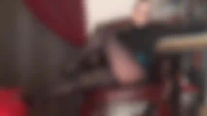 A mistress seduz com suas pernas em meia-calça preta brilhante e um decote sexy em sutiã de renda.