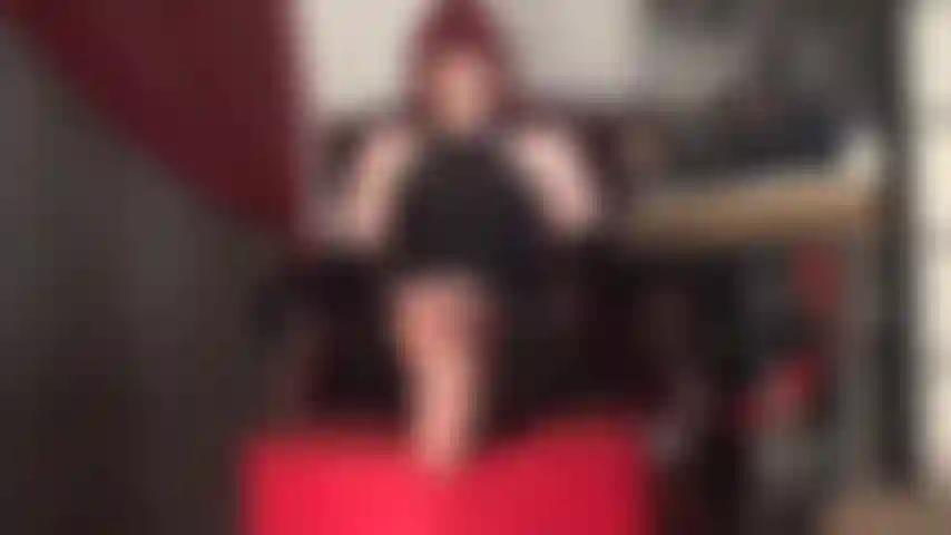 Fraca por pés - a senhora está com os pés de meia-calça para cima. Coloque o nariz neles e inspire. Massageie-os usando apenas a língua e experimente. Depois disso, o pau do seu escravo estará pronto para uma boa ordenha pelos pés dela.