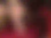 Com pernas e pés maravilhosos e nus.