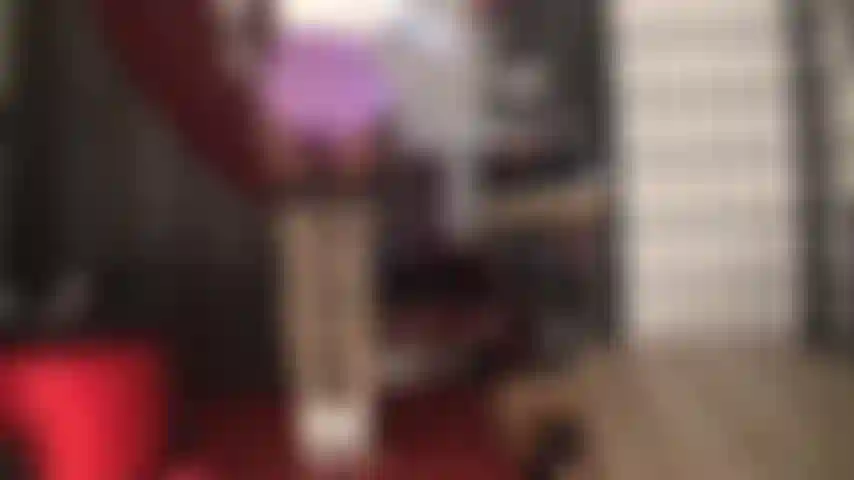 Calcinhas cinta-liga e meias brilhantes provocam - saltos brancos de tiras e body de cetim branco com luvas completam o visual sensual. Talvez você queira enfiar seu pau na parte de cima das meias... Ou melhor, beijar minha bunda?