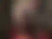 As pernas sexy de meia-calça e a bunda da senhora te seduzem enquanto ela acaricia um de seus enormes paus.