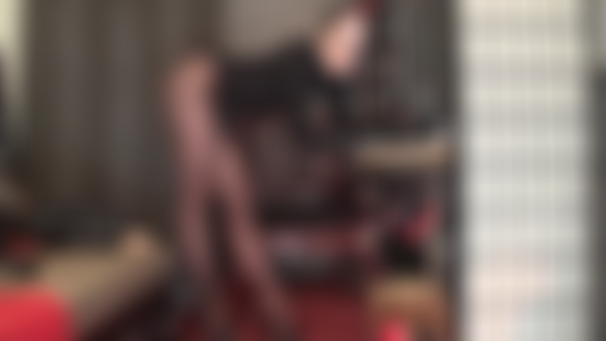 Provocando as pernas de meia-calça e o amante dos pés em meias-calças marrons opacas e mules de couro preto de salto alto.