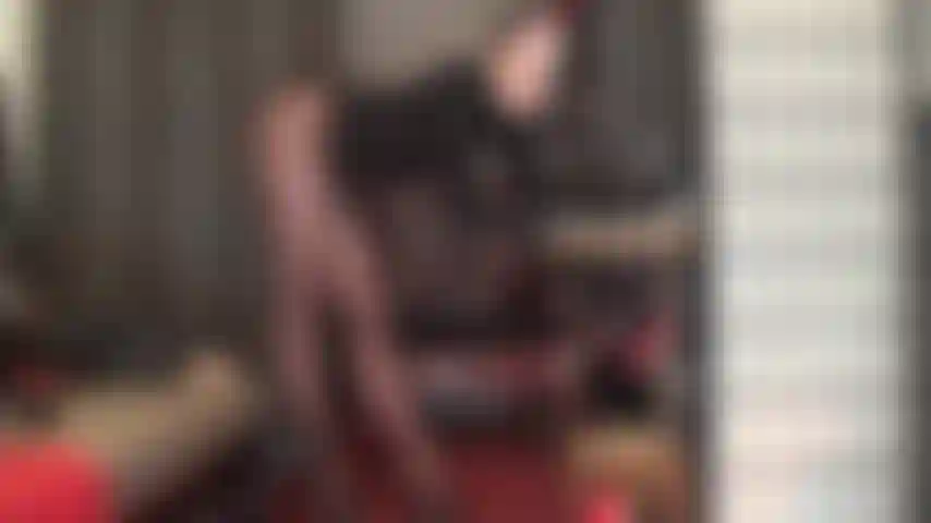 Provocando as pernas de meia-calça e o amante dos pés em meias-calças marrons opacas e mules de couro preto de salto alto.