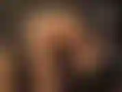 Com pernas e pés de meia-calça dourada extra brilhantes, sapatos peeptoe e adoração de bunda.