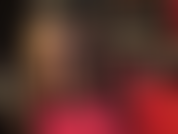 Meias pretas com renda e costura são a combinação perfeita para uma roupa sexy de látex. Mmm, olha só essas pernas de nylon sensuais e o vestido de borracha brilhante.