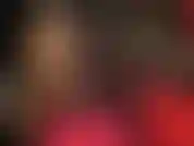 Meias pretas com renda e costura são a combinação perfeita para uma roupa sexy de látex. Mmm, olha só essas pernas de nylon sensuais e o vestido de borracha brilhante.