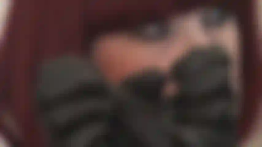 Luvas de couro cruéis - com um sorriso no rosto, a amante destrói você com suas luvas de couro...