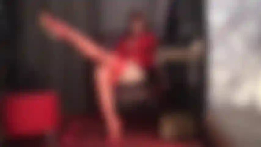 Extraindo seu esperma nas meias da dominatrix - vestida completamente em cetim vermelho, meias e saltos, a dominatrix não vai parar de ordenhar seu pau latejante com suas mãos enluvadas de cetim até que você tenha sido completamente esvaziado. (Pernas, meias de nylon, saltos altos, stilettos, femdom, saltos altíssimos, balançando, fetiche por pés, pés).