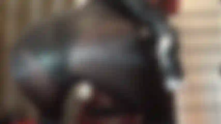 Punheta com luvas de couro e facesitting com meia-calça wolford opaca e brilhante, e bunda nua de fio dental. Com a bunda perfeita e redonda dela na sua cara, você deve suportar esse tratamento duro com o pau do seu escravo.