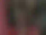 Adoro roupas de látex - a amante provoca seus mamilos com a língua, os dentes e luvas de borracha, torcendo e puxando-os e permitindo a adoração de suas curvas incríveis em látex transparente e justo.