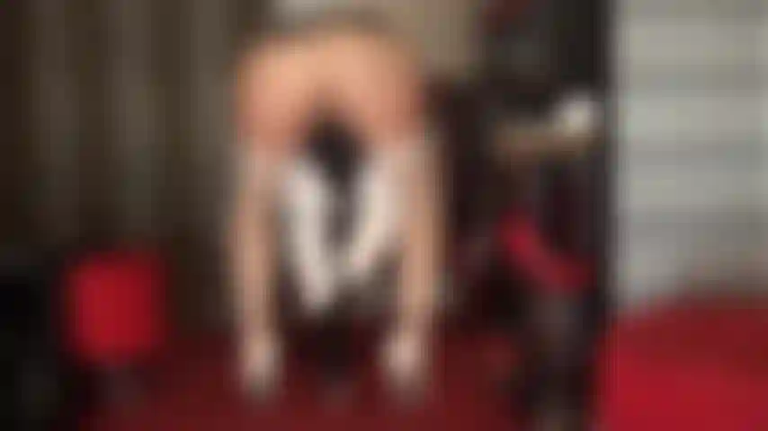 Punheta vigorosa com luvas, meias brancas e saltos altos - a senhora ordenha o pau do seu escravo com as mãos enluvadas e saltos altos, acariciando, apertando e espancando o esperma do seu pau enquanto você adora aquela linda bunda coberta de náilon.