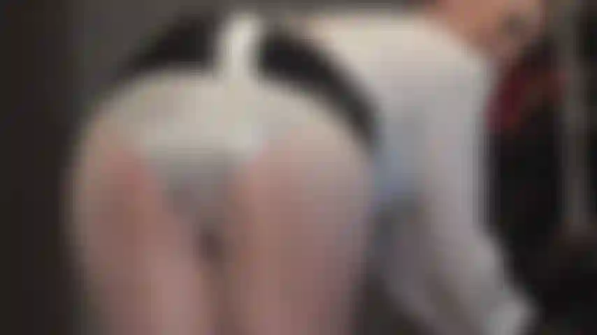 Duas calcinhas de cetim são melhores do que uma - calcinhas de cetim lisas com costas largas são o seu ponto fraco. Uma meia-calça prateada por baixo, uma calcinha de cetim rosa por cima. Tão gostosa!