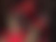 A mistress está com os pés em sapatos de oncinha, balançando e girando esses saltos quentes e dedos lindos em meias-calças pretas.