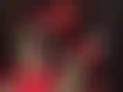 A mistress está com os pés em sapatos de oncinha, balançando e girando esses saltos quentes e dedos lindos em meias-calças pretas.