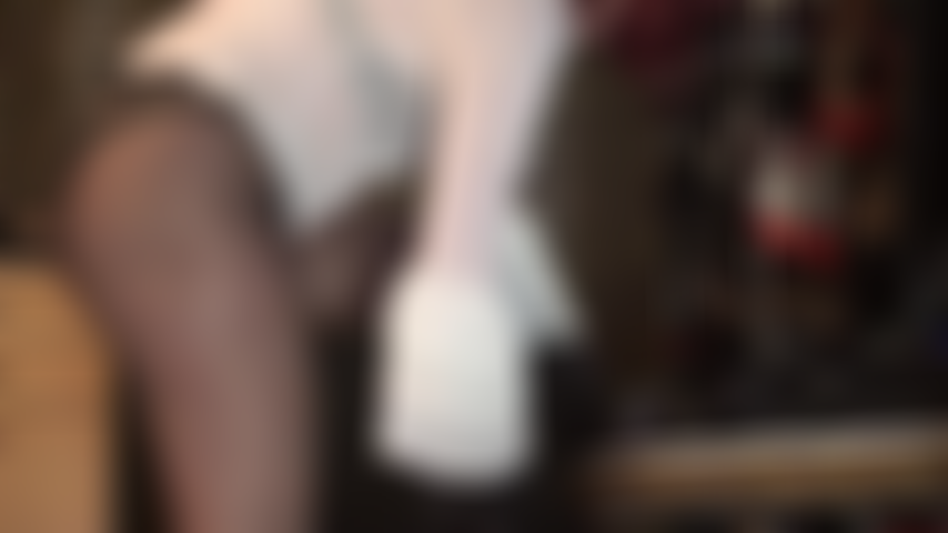 Fetiche por calcinhas de cetim sobre meia-calça - a patroa provoca o viciado em calcinhas com 2 pares de calcinhas de cetim brilhantes e sedosas, de costas inteiras, sobre meia-calça.