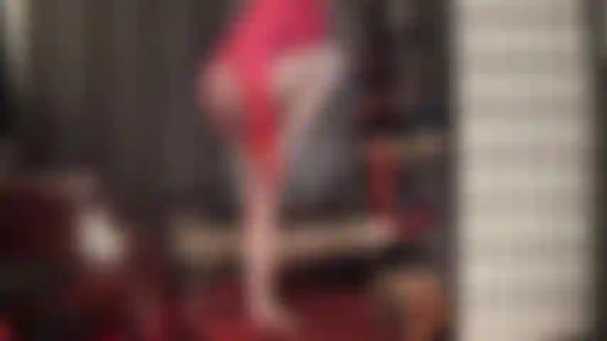 Adoro as curvas sensuais da minha amante em tons de vermelho e coral - uma linda blusa de cetim com babados, luvas vermelhas, calcinha cinta, meia-calça e camadas de meia-calça deixam você fraca.