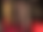 Com pernas em meia-calça preta transparente. Senhora, vestida com espartilho de couro, luvas, saltos agulha e saia justa, provocando o amante de pernas com meia-calça preta transparente.