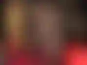 Com pernas em meia-calça preta transparente. Senhora, vestida com espartilho de couro, luvas, saltos agulha e saia justa, provocando o amante de pernas com meia-calça preta transparente.