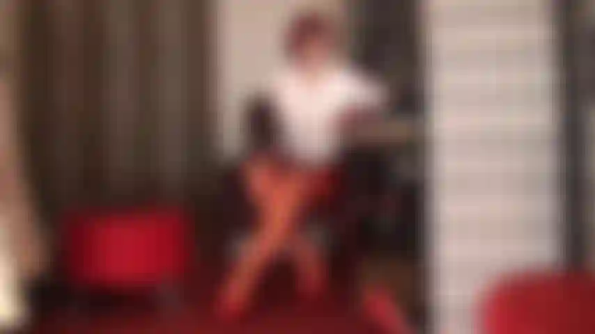 Explorando sua fraqueza por paus - você não consegue mais resistir à vontade de comer esse pau. É um pau enorme e lindo balançando entre as meias brilhantes da minha amante. Seus olhos vagando entre o decote, as meias e o pau dela... Você nunca teve a menor chance!