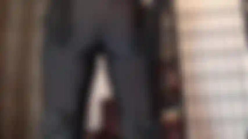 Adoro bunda de calça de spandex preta - tão justa, tão brilhante, você adora a bunda e a virilha redondinhas da amante em leggings de lycra.