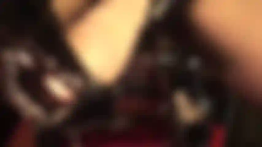 O enorme pau branco da minha senhora - enquanto eu acaricio meu eixo grosso, envolva seus lábios ao redor da cabeça gorda e engula o máximo do meu pau que puder.