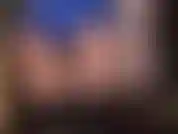 A mistress faz adoração de bunda melhor - sentando na cara com shorts de cetim azul, meia-calça marrom brilhante e botas pretas altas e brilhantes.