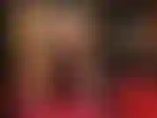 Com uma meia-calça sexy e brilhante e uma camada de meia-calça azul intensa.