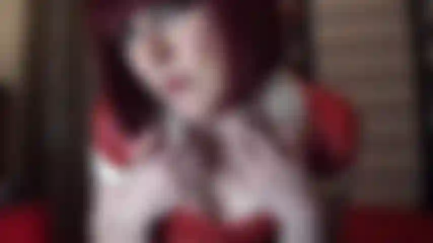 Enfermeira de borracha vermelha - a patroa vivian lustra seu vestido de látex vermelho incrivelmente sexy até ficar com um brilho intenso e veste luvas de látex na altura dos ombros, adequadas para uma ordenha intensa.