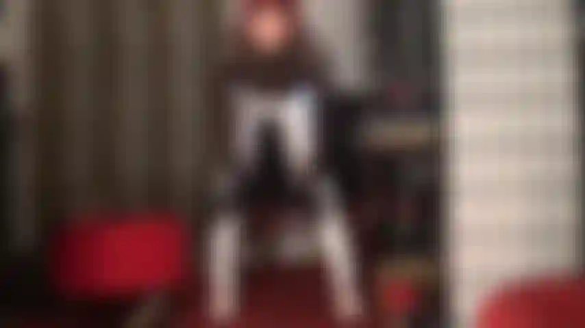 Que adora calças de cetim macio, sedoso e branco brilhante.