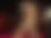 A mistress te deixa fraco por suas lindas pernas cruzadas, meias de renda nude brilhante e uma espiada nas ligas.