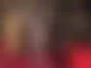 Pernas de náilon em meia-calça cinza brilhante, saltos peep toe, tocadas por luvas de seda e um vibrador.