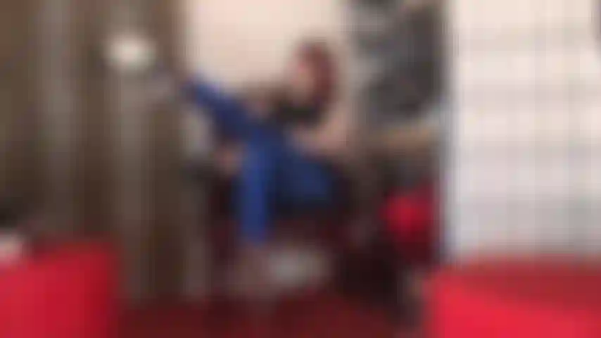 Uso leggings de lycra azul metálica e saltos plataforma altíssimos - essas pernas longas ficam fantásticas com leggings brilhantes e saltos abertos.