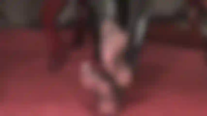 A senhora vivian exibe seus pés fabulosos em meias-calças pretas muito transparentes.