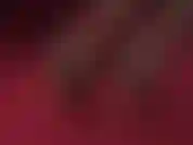 Saltos vermelhos de tiras sensuais e meias pretas cubanas com costura para provocar meus peões. Aproveite este close incrível de pés e saltos.