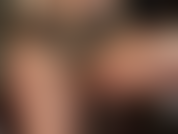 Seu fetiche por tudo que é brilhante vai ao limite com uma visão da minha meia-calça brilhante entre as pernas e calcinha de renda com luvas e botas de cetim.