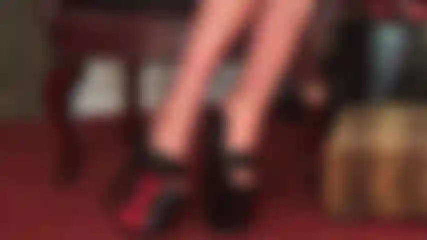 Com pés calçados em meias de látex e saltos plataforma.