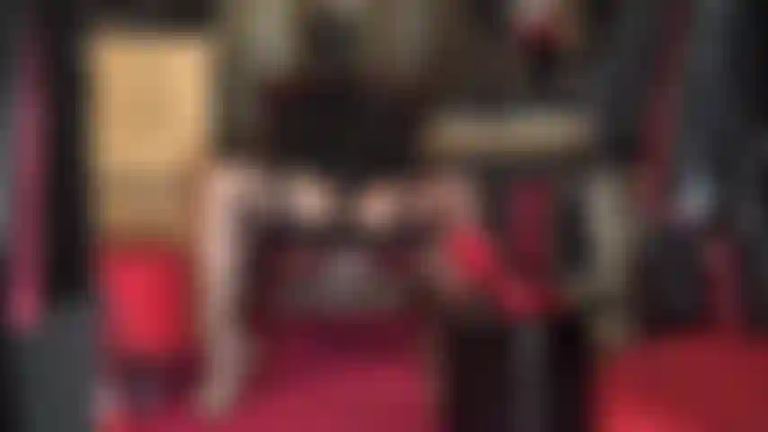 Uma amante encapuzada com uma cinta-liga enorme - usando meias e ligas quentes, chapéu de couro, máscara de spandex e sapatos de oncinha, a amante vivian acaricia seu pau gigante.