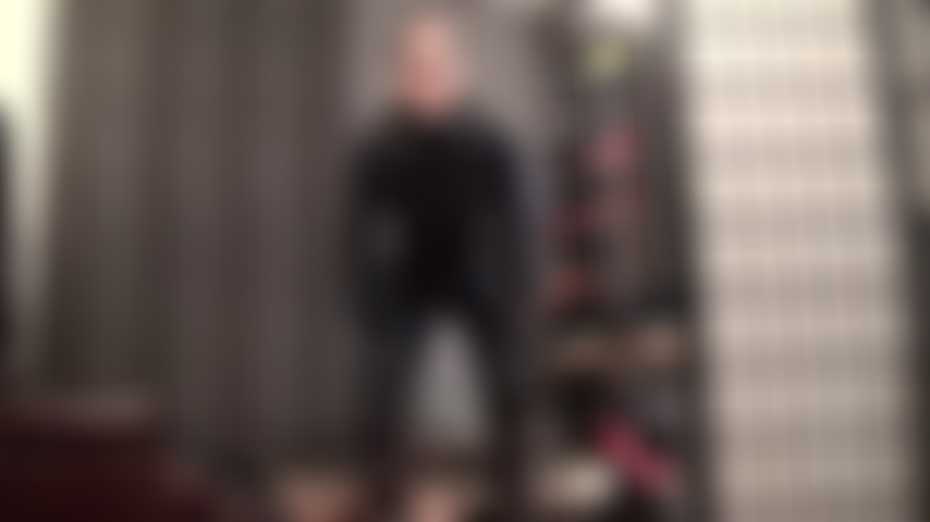 Fetichista de pvc brilhante - vestida em vinil preto brilhante da cabeça aos pés, adoro as curvas brilhantes da amante neste macacão, luvas e botas.