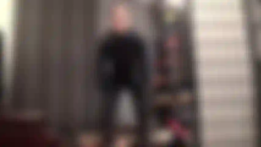 Fetichista de pvc brilhante - vestida em vinil preto brilhante da cabeça aos pés, adoro as curvas brilhantes da amante neste macacão, luvas e botas.