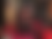 A provocadora perfeita com uma minissaia de látex preta extracurta e superbrilhante, meia-calça brilhante e botas sensuais. A senhora sabe exatamente o quão duro isso deixa o seu pau de escravo.