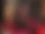 A provocadora perfeita com uma minissaia de látex preta extracurta e superbrilhante, meia-calça brilhante e botas sensuais. A senhora sabe exatamente o quão duro isso deixa o seu pau de escravo.