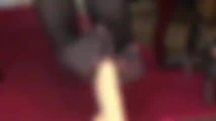 Faço punheta com os pés em um vibrador esguichando.