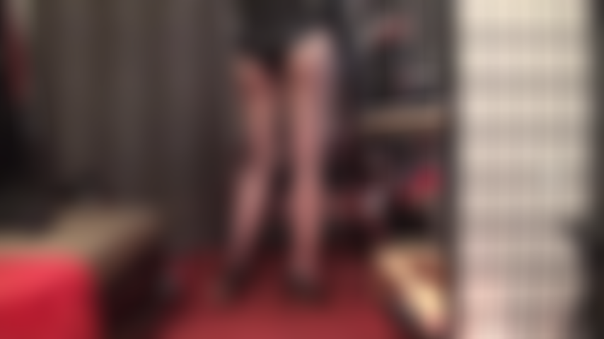 Adoro o corpo em um body brilhante com efeito molhado, glúteos provocantes em meias pretas transparentes.