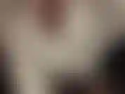 Provocadora sensual com pernas e pés de meia-calça, shorts de cetim azul brilhante e blusa de seda branca. Tão sexy!