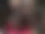 Sua deusa loira e sexy usa meias de renda por cima da meia-calça, exibindo suas pernas e bunda sensuais. Um par de botas altas e brilhantes completa o visual.