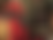 Uma pegging enorme e negra, usando um macacão vermelho com espartilho de couro e luvas. Você não adoraria ser fodida por uma amante usando uma roupa quente como essa?