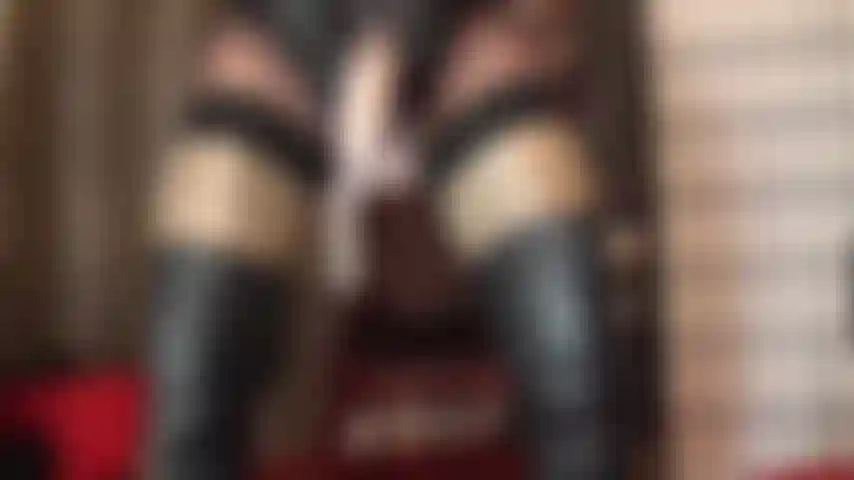 Sua boca de escrava serve apenas a um propósito: engolir o pau grande e saboroso da dona vivian, fundo o suficiente para que suas bochechas rocem em suas meias de náilon sedosas. Sua bunda é a próxima, enquanto ela agarra seus quadris com suas mãos enluvadas de couro.