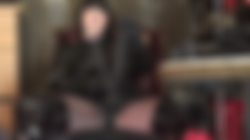 A senhora provoca com seu pau preto gigante.