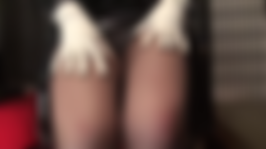 Provocante em preto e branco - lindos saltos brancos com tiras no tornozelo, luvas brancas e body branco contrastam com o pvc preto brilhante. A mistress provoca com vistas de saias e pernas de meia-calça marrom café.